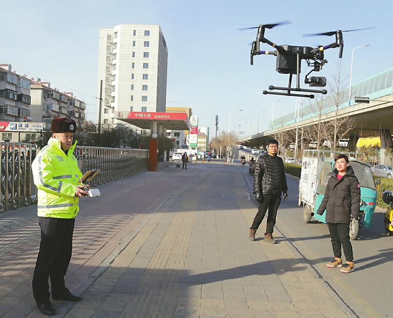 济南交警用无人机执法,一个月抓拍千余开车玩